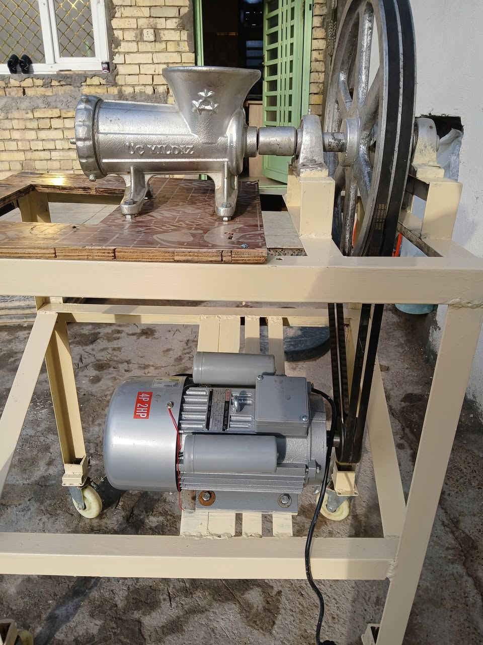 السلام عليكم للبيع شواية دجاج تركية ٥ شياش اخت الجديد السعر ٤٥٠ الف
ماكنة ثرم فلافل حجم 32 ماطور 2 حصان جديد مشتغل مرة وحدة السعر 300 الف وثنينهن بيهن مجال شوية . الدورة البوعيثة .***********
