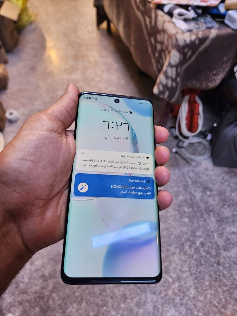 سلام عليكم
المواصفات الرئيسية للهاتف هونر 50

الشاشة: من نوع OLED منحنية الأطراف مقاس 6.57 بوصة، بدقة FHD+، وتدعم معدل تحديث سريع 120 هرتز.

المعالج: Qualcomm Snapdragon 778G 5G بتكنولوجيا 6 نانومتر، ويقدم أداءً قوياً ومستقراً في الألعاب والمهام اليومية.

الكاميرا الخلفية: رباعية؛ الأساسية بدقة 108 ميجابكسل (بفتحة عدسة f/1.9) + كاميرا واسعة 8 ميجابكسل + كاميرا ماكرو 2 ميجابكسل + كاميرا عزل 2 ميجابكسل.

الكاميرا الأمامية: بدقة 32 ميجابكسل تقدم صور سيلفي عالية الوضوح.

البطارية والشحن: بسعة 4300 مللي أمبير، وتدعم الشحن السريع جداً بقوة 66 واط (يشحن 70% في غضون 20 دقيقة).

الذاكرة: يتوفر بنسخ تخزين  256 جيجابايت مع ذاكرة عشوائية (RAM) بسعة   8 جيجابايت.

اتصال ***********

سعر 250
