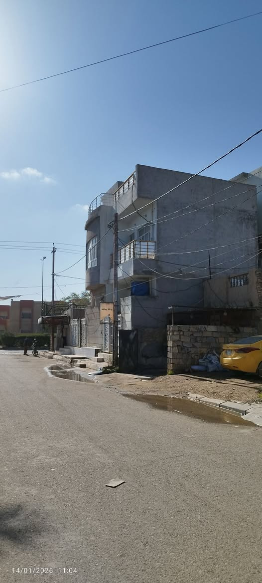 السلام عليكم 
مشتمل للبيع العنوان تحرير دور الجاهزه قرب ثانوية غيداء كمبش ابيع مثل ما واضح بالصورة الاستفسار اكثر يرجى الاتصال على صاحب الدار ***********
