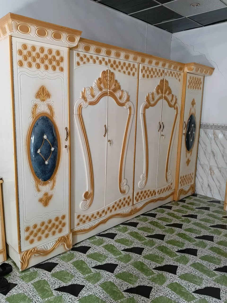 غرفه تركيه ونجاره عراقيه بعده جديده مامستخدمه مشدوده فقط السعر ٦٠٠
***********
