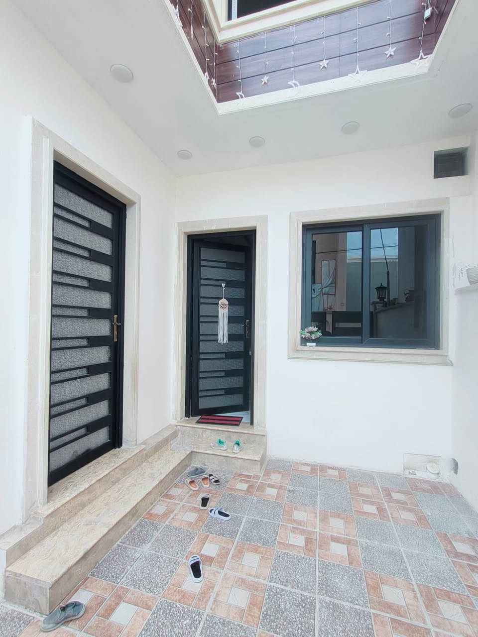 دار للبيع في حي تعليم العالي جمعية النور
المساحه البيت 150متر طابقين بناء حديث خدمات كامله 
صنف الارض وصل جمعيه النور
لمعرفة سعر علق بكلمه تم 
الاستفسار ***********
***********
