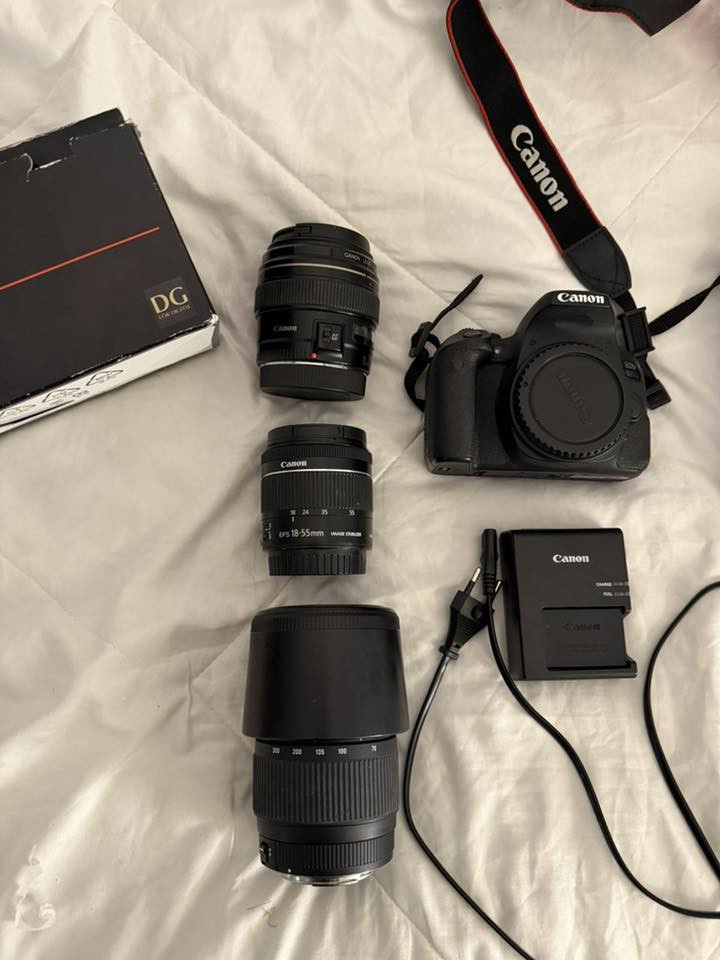 كاميرا  كانون( canon 800d) للمبتدئين للبيع
 مع ملحقاتهاً كامله 

عدسه (55/18)
وعدسه 85mm
وعدسه 70-300 mm 
DG mACRO
حزام كتف 
وجنطه 
رام 32
شاحنه  أصليه 
بطاريه اصليه 
وفلاش سبيد لايت يشتغل على البطاريه 

الكامره تتميز 
بمستشعر CMOS بدقة 24.2 ميجابكسل بتنسيق DX.
المستشعر والمعالج
• 24.2 ميجا بكسل — مستشعر APS-C CMOS عالي الجودة.  ￼
• نظام تركيز Dual Pixel CMOS AF يساعد على تركيز سريع ودقيق خصوصاً في تصوير الفيديو.  ￼￼
🔹 الشاشة لمس وقلابه
⸻
مميزات كاميرا Canon 800D

✔ جودة صور ممتازة (24 MP).  ￼
✔ نظام تركيز قوي وسريع.  ￼
✔ شاشة قابلة للدوران تعمل باللمس 
ممتازة للفيديو والصور ..

 للاستفسار   اكثر وللشراء  ولمعرفة السعر 
إرسال على الرقم ***********
