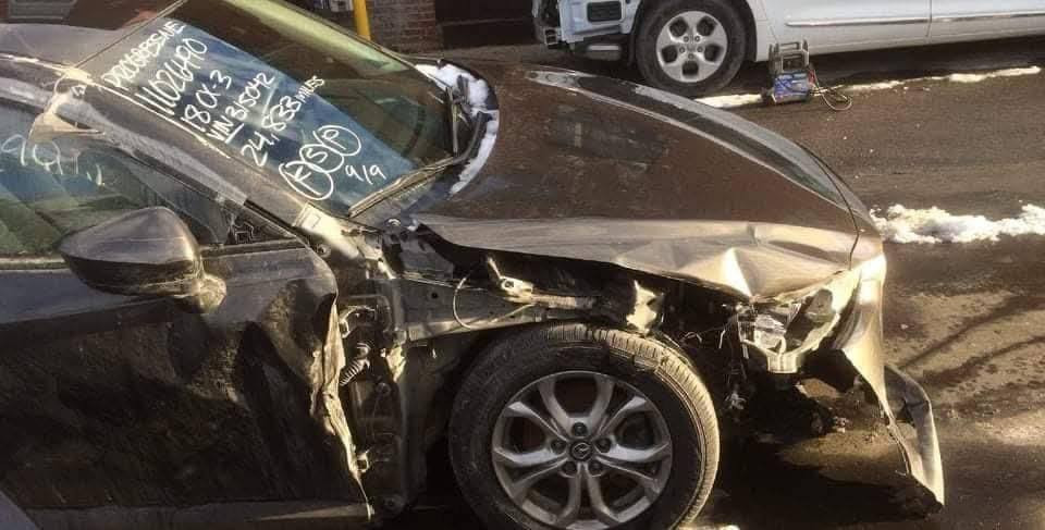 السلام وعليكم بدون مراوس فقط بيع مازدا CX3 موديل ٢٠١٨ كندي رقم السليمانيه ابأسمي موجوده بغداد البلديات مبدل صدر كامل امامي وخلفي مع الدسكات مع بلكات مع واشر قبغ ولفات بدون ارباك بيه أثر جراد مكان الحادث سياره جاهزه تبريد محرك كير امسويله ادامه تبديل هادروليك مع الفلتر السعر (١١٠ ورقه وبيه مجال ) للاستفسار ***********
