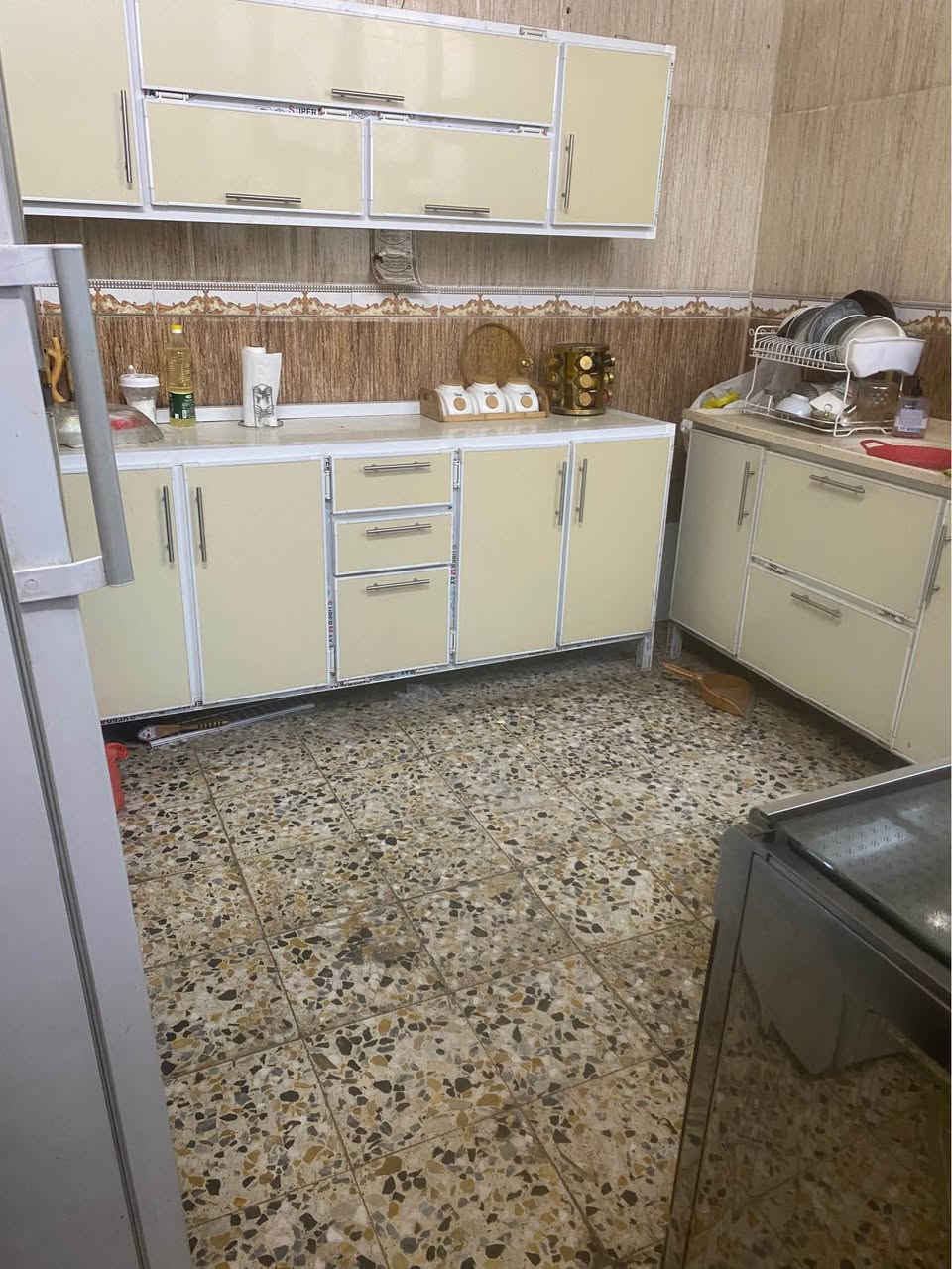 دار للبيع المساحة100 متر مربعة 10/10.   العنوان. الكوفة شارع متنزه جنات الكوفه عمود رقم 29 الدار يحتوي على غرفة نوم استقبال وصالة ومطبخ حمامات عدد اثنين خارجي شرقي داخلي غربي
السعر 32 مليون مع المجال للشراي 
التواصل ع الرقم *********** النجف, العراق
