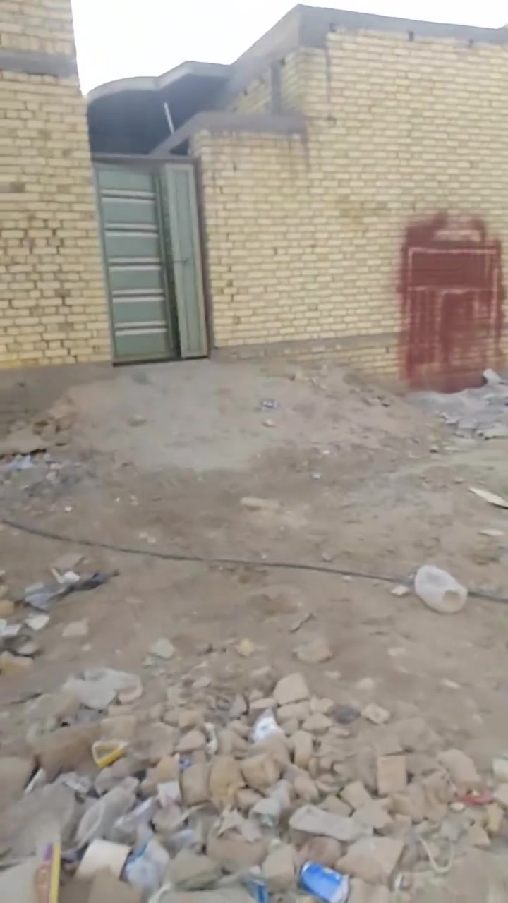 السلام عليكم بيت ١٠٠ خلفي هيكل في حي الفداء نهايه شارع المدارس خلف شاع ٦٠   ثاني فرع بعد شارع ٦٠   البيت درجه اوله صب كونكريت مسلح يتكون من استقبال صاله وغرفه ومطبخ صحيات داخليه وخارجية خارطة البيت كلش حلوه السعر ٤٦:   بيه مجال اتصال   ***********
