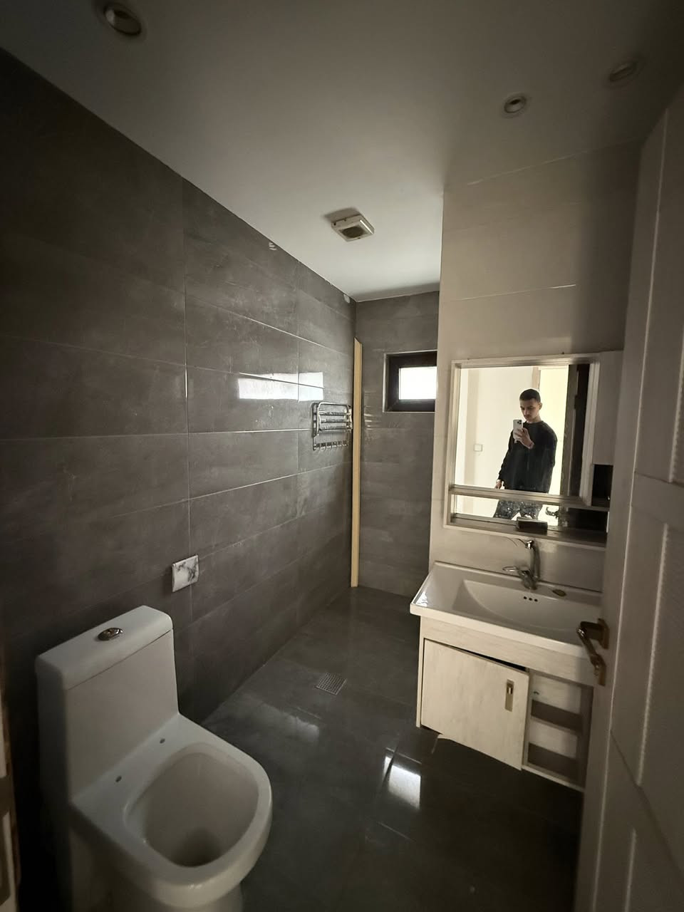 #للايجار__في__السيدية
وحده سكنيه طابق اول تحتوي على 

غرفتين نوم وصاله ومطبخ وخدمات 

بدل الايجار 750 + تامينات 500 الف 

للأستفسار ***********
