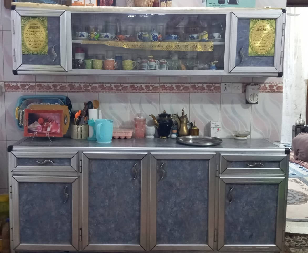 السلام عليكم كاونتر نضيف جدن يحتاج سجج جارات فقط شغل ثقيل سنك اصلي دبل حوض سعر  ٢٥٠ الف  مكاني ثعالبه  *********** 
قياس ٢ متر كاونتر مع ملحق وسنك ١٩٠
