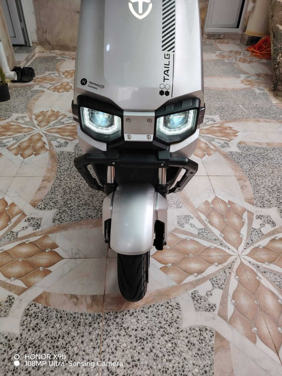 سلام عليكم ورحمة 

متاح دراجه شحن تايلج TAlLG الريان 
دراجه مستخدم 25 يوم دراجه بل كرتون 
شرط ابيعك من باب البيت مكفول من كلشي 
مكاني كوكجلي شراي اتصل ***********
وصل كتلوك شركه موجود ملاحظه بيع فقط 
السعر مليون و 100 نهايتو مليون قفل 
يذا مو شراي اعبر منشور كلشي تلكه بسوك 
كلشي مذكور بلمنشور موصفات دراجه 👇
 شركة TAILG (تايلغ):
​المعلومات العامة
​الشركة المصنعة: شركة تايلغ للعلوم والتكنولوجيا (TAILG Science and Technology Co., Ltd).
​الموديل: TL1200DT-56T
​تاريخ التصنيع: 25 حزيران (يونيو) 2025.
​المحرك والأداء
​نوع الطاقة: كهربائية بالكامل.
​قدرة المحرك المقدرة: 1.2 كيلو واط (أو 1200 واط).
​السرعة القصوى التصميمية: 51 كم/ساعة.
​رقم المحرك: TL02CYC2S6136796.
​الأبعاد والأوزان
​الأبعاد الخارجية (طول × عرض × ارتفاع): 1845 × 745 × 1150 ملم.
​قاعدة العجلات: 1325 ملم.
​وزن الدراجة (فارغة): 115 كجم.
​أقصى حمل إجمالي مسموح به: 265 كجم.
​عدد الركاب المسموح بهم: شخصان (بما في ذلك السائق).
​الإطارات والفرامل
​مواصفات الإطارات: 90/80-11 (للإطارات الأمامية والخلفية).
​عدد العجلات: 2.
​نظام التوجيه: مقود (Handlebar).
​مميزات إضافية (من الصور)
​النظام الذكي: تدعم نظام HarmonyOS Connect للربط مع الهاتف.
​الإضاءة: نظام إضاءة LED أمامي وخلفي بتصميم عصري.
​التحكم: تأتي مع ريموت كنترول للتحكم عن بعد (قفل/فتح/تشغيل) ومفتاح يدوي، بالإضافة إلى بطاقة تشغيل ذكية (NFC) يظهر شعارها على الشاشة.
​الشحن: الشاحن المرفق يعمل بجهد 72V وتيار 5A، وهي من فئة "السلسلة فائقة المدى" (Super Energy S) التي تتميز ببطارية تدوم لمسافات طويلة
