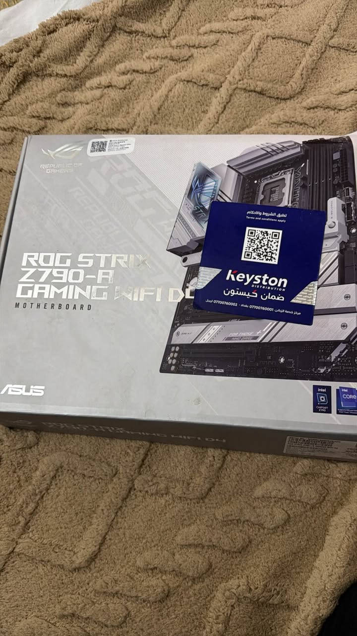 STRIX Z790-A
GAMING WIFI II
تأتي لوحة ROG Strix Z790-A Gaming WIFl Il مزودة بوحدة تنظيم جهد
قوية يعلوها مشتت حراري فضي متين، مما يوفر الطاقة بكفن )
كما تدعم اللوحة من الجيل الرابع عشر Core عالية لأحدث معالجات Intel® تقنية PCle 5.0 وWiFi 7 ومنفذ USB عالي السرعة، مما يعزز من أدائها في مختلف المجالات. توفر هذه المنصة القوة والاتصال اللازمين لتطبيقات
الذكاء الاصطناعي المتقدمة على أجهزة الكمبيوتر.
دليل اللوحة الأم (*********** )للتواصل بغداد, العراق

