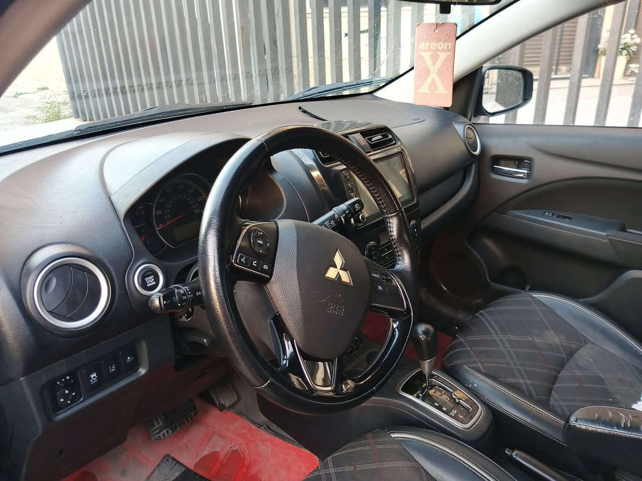 السلام عليكم 
 ميراج للبيع او مراوس 
موديل 2021
 فول مواصفات عدا الفتحة SE أعلى فئة
بصمة 
تبريد لمس 
تدفئة كراسي
كشنات جلد ومخمل
 نظام أيكو وسبورت
بصمة ابواب + بصمة جنطة 
تحكمات ستيرن + وضعيات قيادة
محرك 3 1200سلندر اقتصادية 
ماشية 23 الف مايل 
صبغها 3 قطع  
السعر 78 وبيها مجال 
رقم الهاتف
***********
