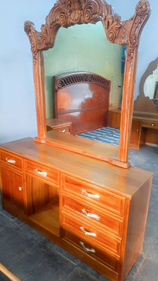 للبيع غرفه اخشاب سته ابواب نضيفه كلش تزكام صاج خمسه ملم ضهر جرجوبه برغي توج زان السعر 550 وبيه مجال لشراي العنوان كربلاء للأستفسار ***********
