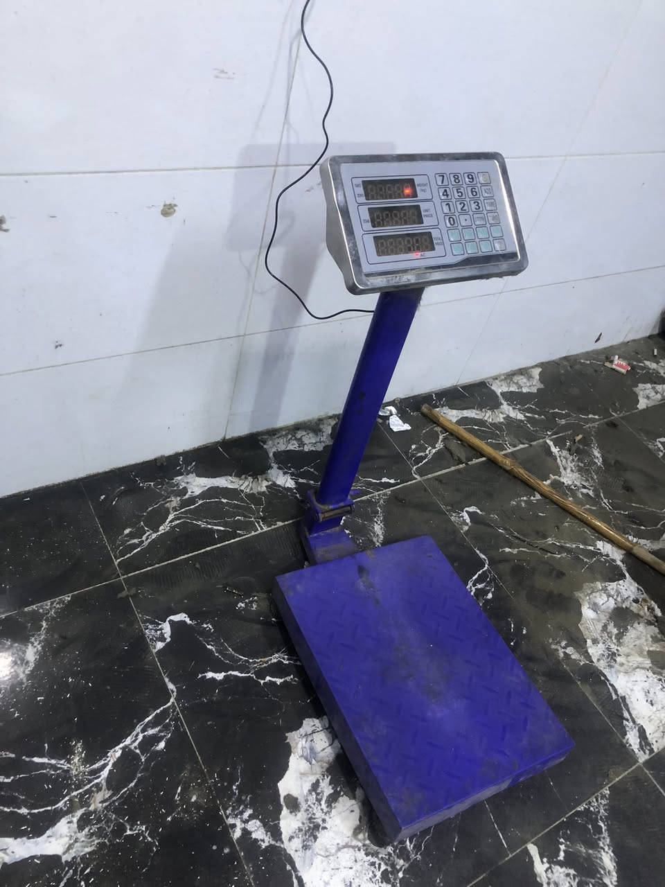 سلام عليكم ميزان للبيع شغال كامل  نظيف شاحنته موجودة يرهم لقياس اي وزن بحدود ال٢٠٠ كيلو 
للاستفسار الاتصال على الرقم 

***********
