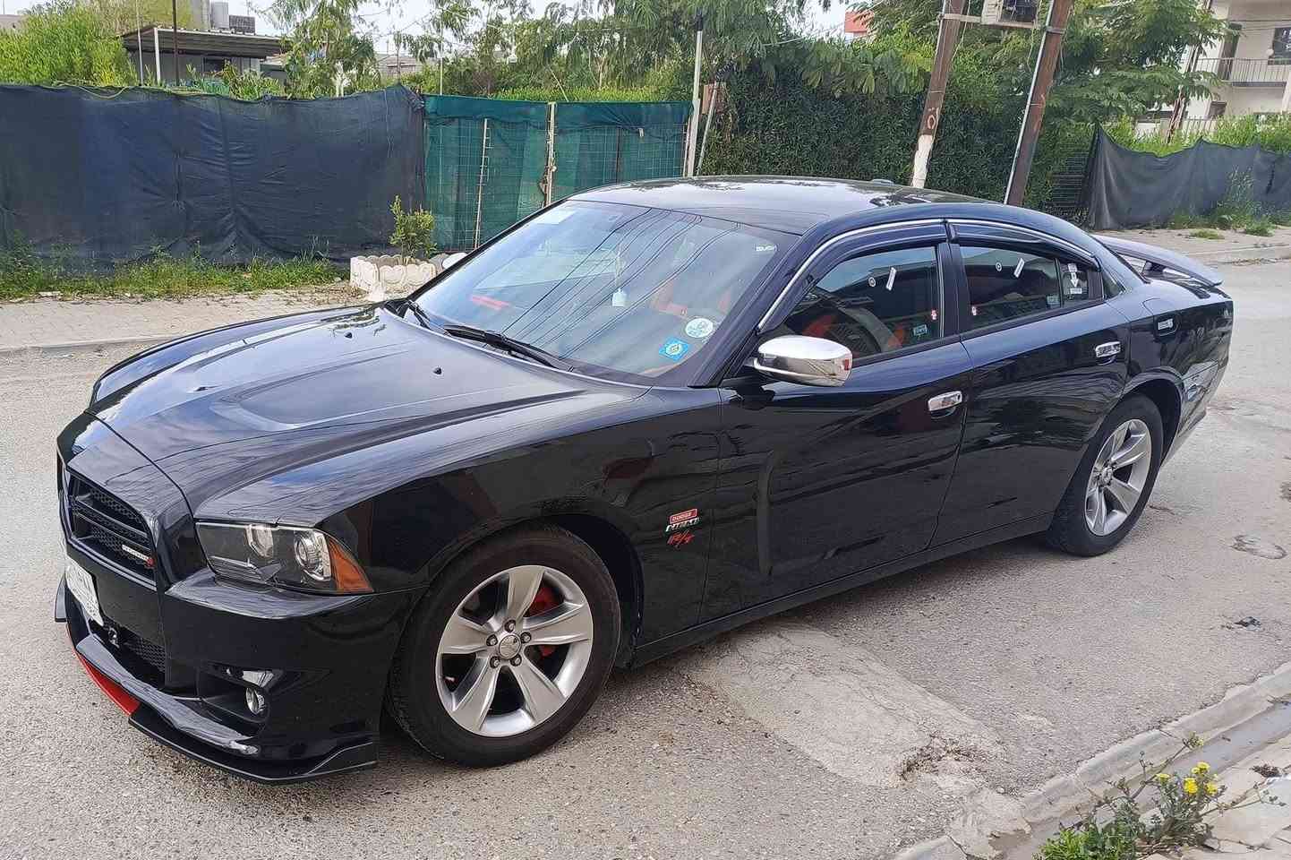 جارجر موديل ٢٠١٣ محرك هيمي ٥٧٠٠ لون اسود رقم كركوك مشروع وطني السنوية لحد ٢٠٢٨ باسمي وبيها بطاقة بنزين .
السيارة كلين ماعدا تعديل بارد في الجاملغ الامامي السكن وجزء اصغير من البونيد مؤشر في اخر صورة عليها بالاحمر 
السيارة عليها منظومة غاز مربوط بشركة حكومية والبطاقة الصفراء مالت الضمان لمدة سنة صيانة مجانية موجودة
الكير و المحرك و التبريد وهيتر والصدر الامامي والخلفي كلها شرط 
بطارية جديدة
شاشة جبيرة 
لايتات وبلاجكتور عدسة  وشاد عليها لدات اصفر كلها .
بيها ترحيب ابواب جارجر
كهربائيات كلها شغالة 
سيارة ما بيها دينار مصرف وما مشتغلة خط ابد مال بيت 
الشراي يجي على الخاص او يتصل على الرقم
***********
مكان السيارة كركوك
السعر ١٣٨
