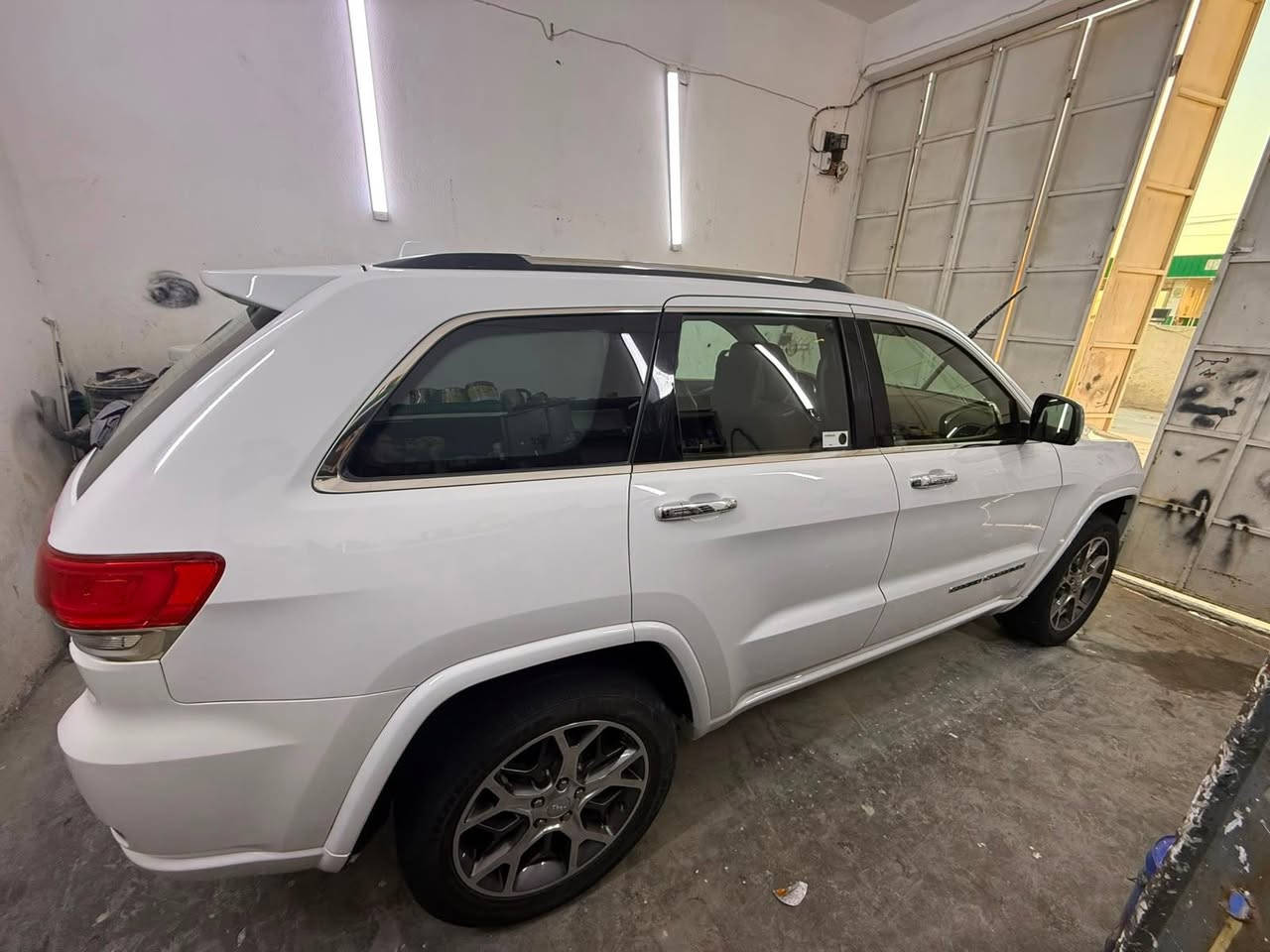 السلام عليكم 😎🔥 بيع فقط 
جيب اوفر لاند 2020 خليجي وكالة ليث العبيدي 
رقم بغداد انكليزي سنويه ب اسمي تحويل مباشر 
عداد المسافه 45الف mil على وضع الوكاله 
كفاله عامه عدا باب السائق مبدله اصليه وبارد شويه بالجاملغ الأمامي 🔻
المواصفات:🔰 1/1 
بصمه ابواب وتشغيل عن بعد 
محرك 3.6 V6
نظام تعليق هوائي (جكات). 
دفع رباعي 4x4
تشغيل عن بعد 
تحذير النقطة عمياء ⚠.
نظام تحذير عند تجاوز السرعة المحددة. 
تعديل وضعيات مقود السائق كهربائيا. 
مرايا تعتيم ذاتي. 
المرايا الجانبية قابلة للطي كهربائيا. 
ويل قياس 20 انج.
سقف بانوراما. 
داخل قرميدي
٣ شاشات مع سمعات.
نظام الخرائط (GPS).
المصابيح الأمامية LED. 
كشافات الضباب LED.
المصابيح الامامیة متحرکة.
الصندوق الخلفي كهربائي. 
ذاكرة لحفظ وضعيات الجلوس للسائق. 
المقاعد الأمامية كهربائية.
المقاعد الأمامية تبريد وتدفئة.
المقاعد الخلفية تدفئة. 
حساسات امامية. خلفية. 
تدفئة ستيرن. 
مانع تصادم خلفي.
محدد سرعة. 
نظام التشغيل والاطفاء الاوتوماتيكي .
نظام بريك اوتماتيك
وبعد بيها مواصفات 
 📍 مكان السياره / بابل الحله 

📞 ***********

