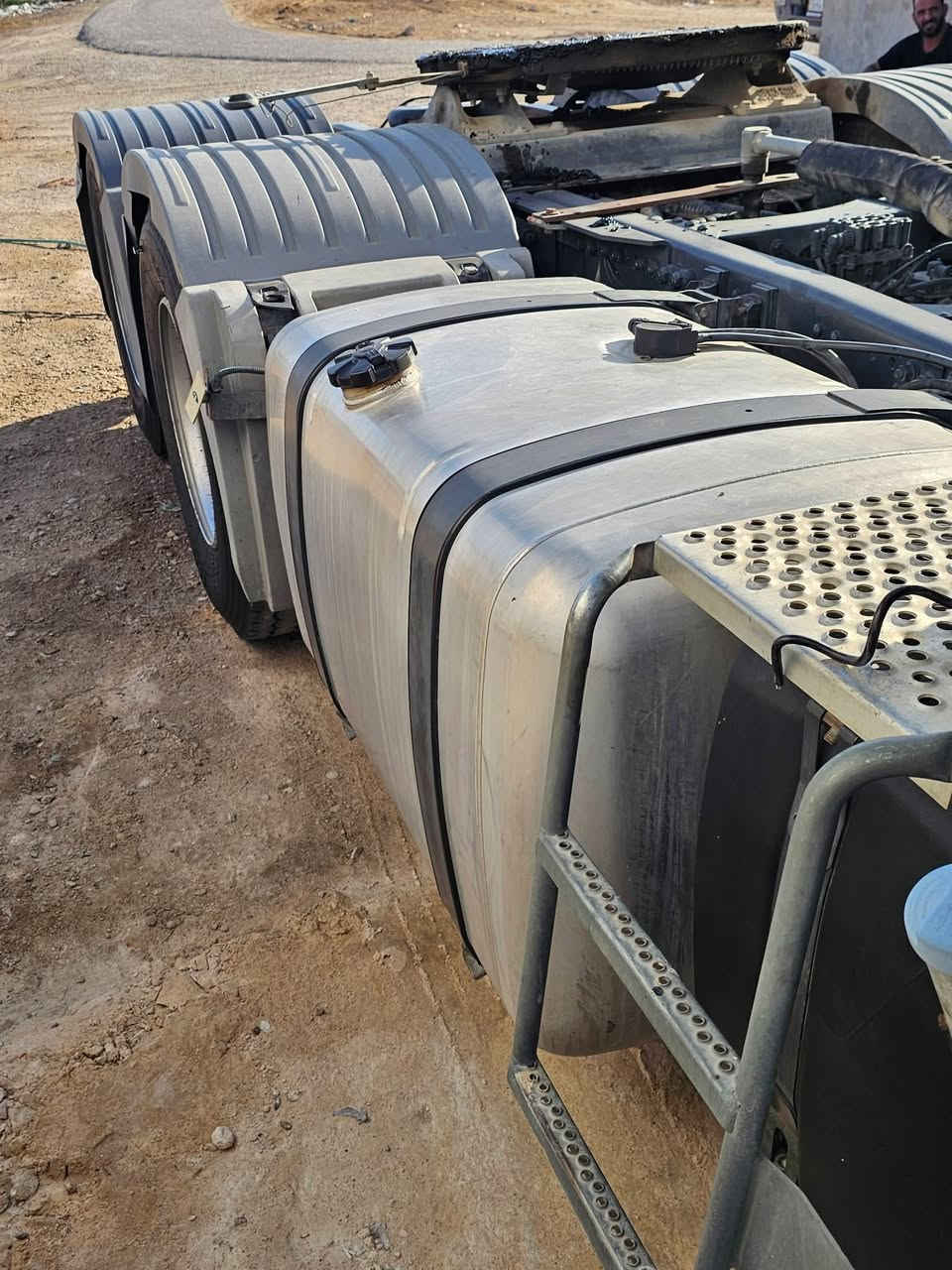 السلام عليكم اكتروز سحال خلفي مديل 14مرسمه قلاب سياره جديده الاستفسار اتصال ***********
