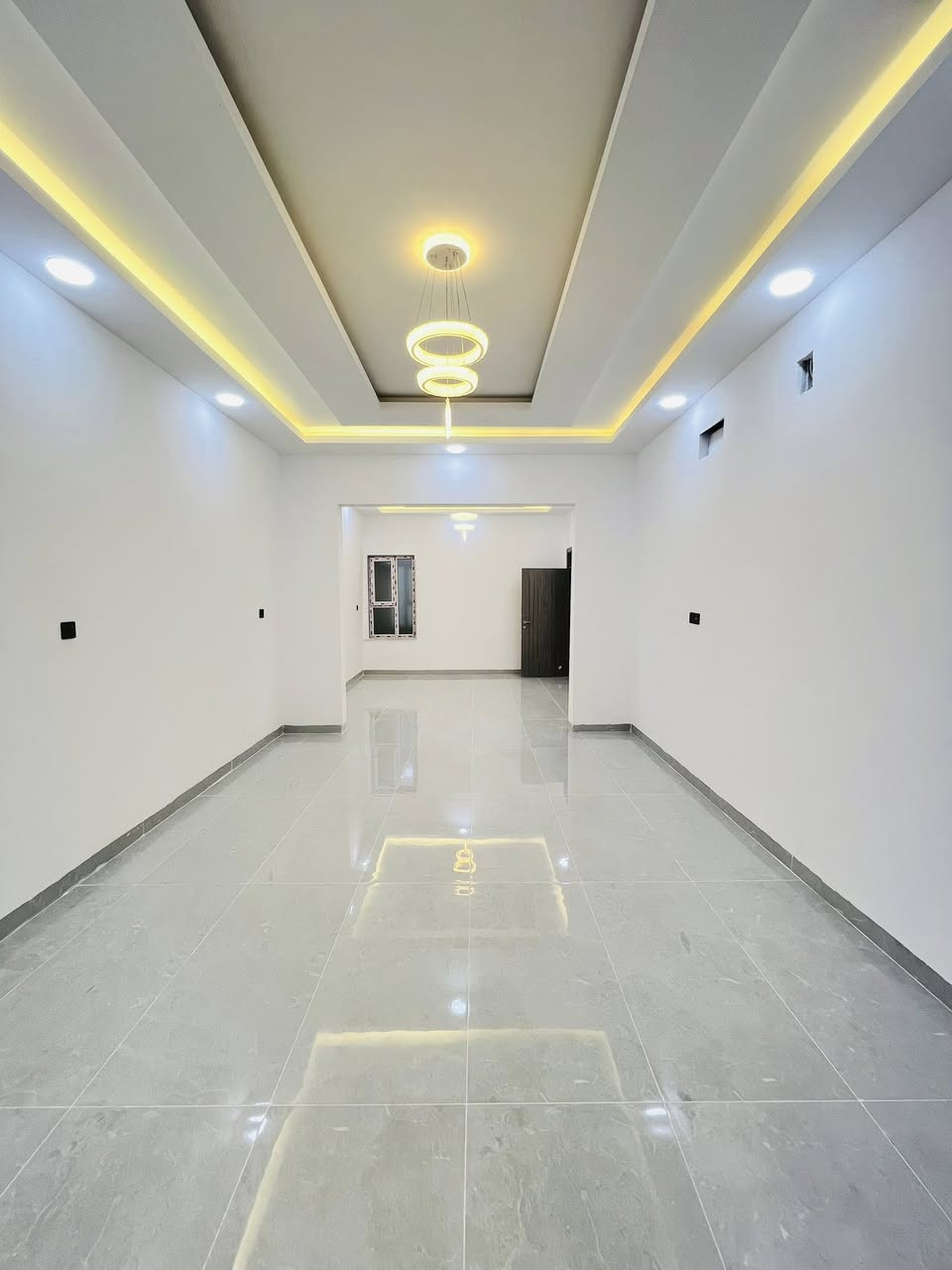 …………. للبيع ……..…….

دار في حي الملايين الأولى / قرب جامع الصواف 

المساحة البيت 175م     واجهه 9.25م

طابق الاول غرفتين نوم هول وصاله استقبال ومطبخ وصحيات 

طابق الثاني ثلاث غرف نوم وحده سويت وصحيات 

صنف العقار بستان ملك صرف

شارع بعرض 10م

السعر علق بكلمة تم ويوصلك على الخاص 

للاستفسار اكثر مراجعه مكتب ركن الملايين للعقار 

الكائن مقابل جامع الصواف او الاتصال على الارقام التاليه

*********** واتساب
***********
