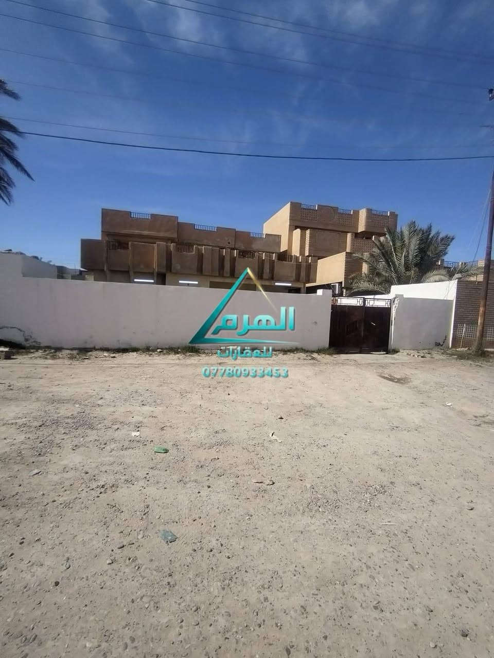 بيت زنجيل في حي القادسيه للبيع
المساحه :400
واجه 16متر 
على شارعين شارع 20/وشارع 15
موقعه راقي جداً قرب شارع 30الفاصل بين القادسيه والجامعه
سعر البيت  جداً مناسب 
للاستفسار: غيث 
***********
***********
واذا عندك عقار حاب تبيعه تواصل ويانه
