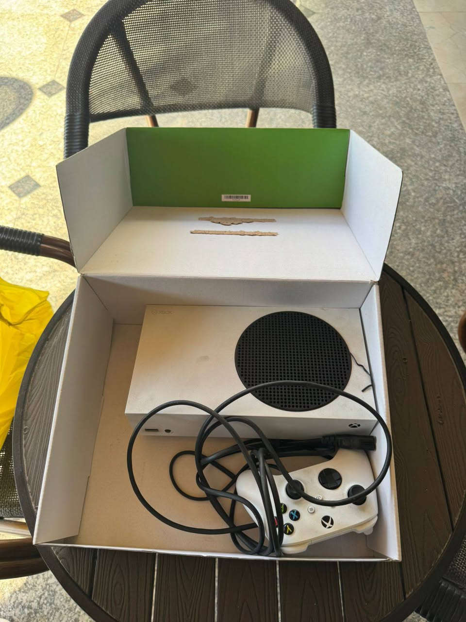 سلام عليكم ، سيريس اس 512 ذاكره كل ملحقاته الاصليه موجوده مثل ما تشوفون بالصور وبي شويه حسابات العاب ماشي بيها استخدام كلش قليل وجهاز نظيف رايده ب 320 وبي مجال
مكاني بغداد 
رقمي ***********
