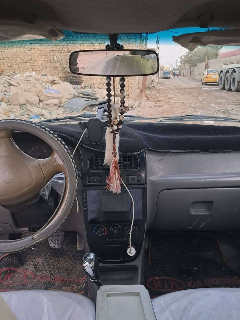 سلام عليكم شباب سياره للبيع كيه ريو موديل 2002 سياره كامله ماعوزه اي نقص رقم وسنويه جدد سياره خصوصي 
ملاحظه سياره مصبوغه جماليه فقط وبيه ضربه جاملغ أمامي صفحت السايق 
السعر 38
***********
مكان السياره بغداد المعامل
