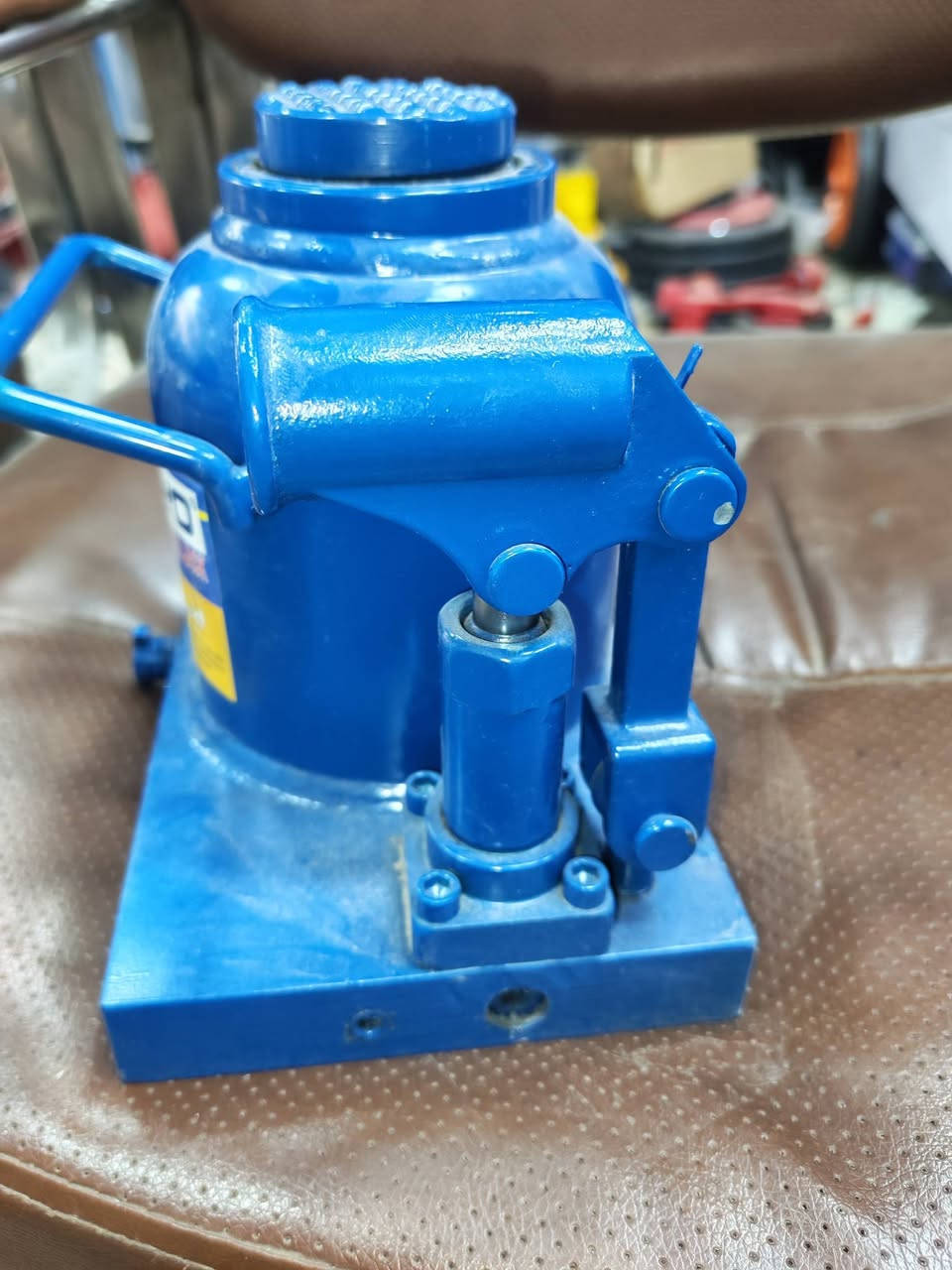 جك يدوي. اصلي   من شركة هونيو   الجك ماركه. اصليه يخص الباصات  والمنشآت  وجميع الظارات الناصيه  الحموله 32  طن  الى  35 طن.  جك يتميز بموصفات  علية الجوده   مع ضمان حقيقي. 5  اشهر   العنوان باب الشيخ خلف كراج النهضه ***********. يوجد توصيل  لجميع المحافظات.
