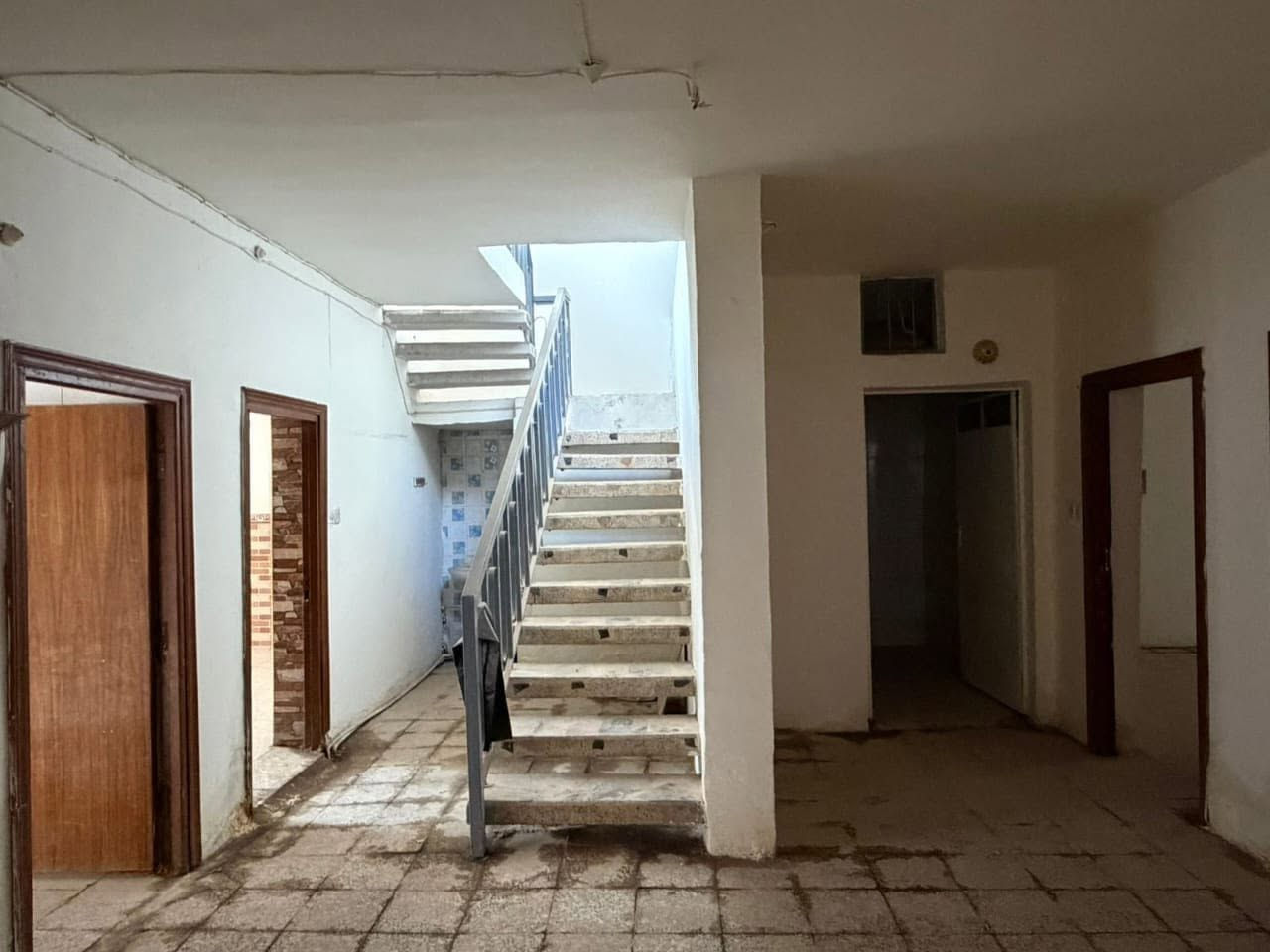 ⁨ ⁨ ⁨ 🏠بيت طابو صرف موقع مميز لبيع  بناء قديم ينسكن 🏠

. ((((🏢🏢🏢🏢 🧿🧿🧿)))) ⭕

الموقع // مقابيل المستشفى التركي جهة جسر الجمعية الشهداء الاولى 90م عن شارع 60 
 
المساحـــة الكليه / 200

الواجه / 10

التفاصيل // الطابق الاول /يحتوي ع كراج سيارة ثلاث غرف  نوم صالة هول مطبخ صحيات 

السعر :  ***********  محمد الجنابي المدهش  للعقارات⁩⁩⁩
