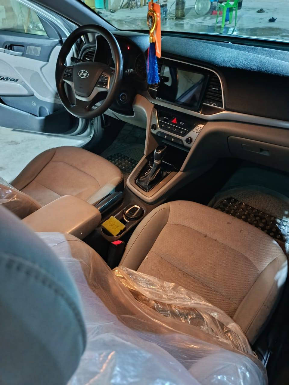 من رخصت مدير الگروب
سلام عليكم

 النترا 2017 وارد امريكي السيارة فقط بنيد صبغ 

وايرباك الستيرن طاك

مكينة 2000 تيربو جديدة وگير جدد دواخل جدد حدادية جديدة سبير ما نازل

مواصفات السيارة 

تحكمات ستيرن جهتين+مانع انزلاق 

ثلاث انضمة قيادة (ايكو_نورمال_سبورت) 

شاشة+كامرة

الرقم ***********
