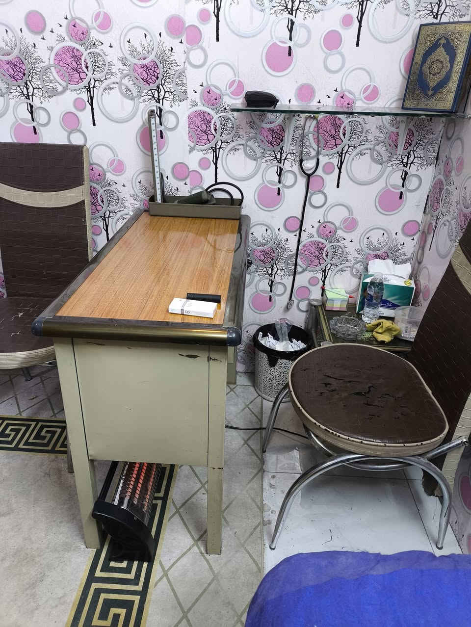 للبيع ثلاجه وميز مكتب وسديه مريض اتصال ***********
