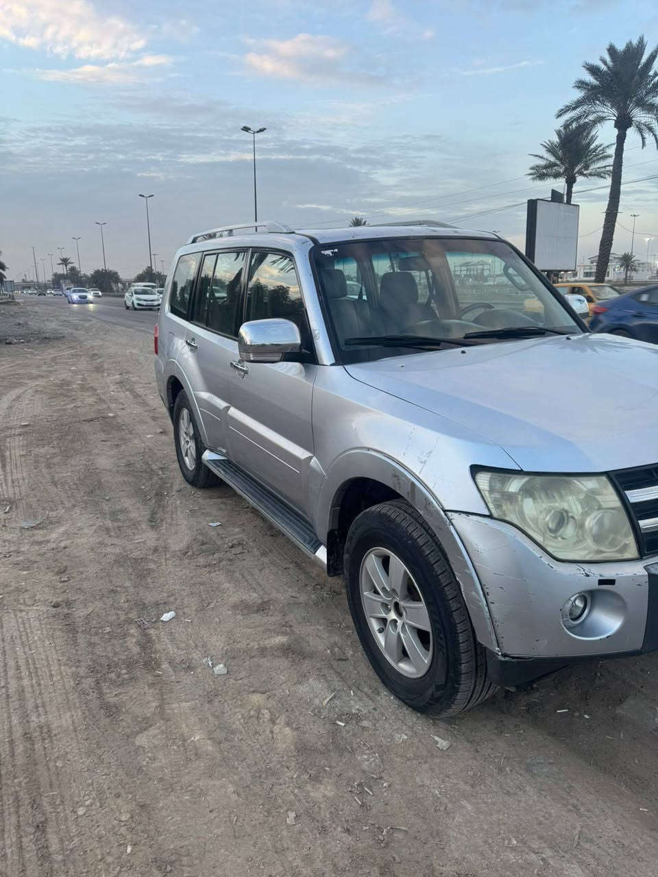 الماركة: ميتسوبيشي
• الموديل: باجيرو
 • الفئة: SUV / دفع رباعي
 • سنة الصنع: (2008)
 • نوع الوقود: بنزين
 • نظام الدفع: دفع رباعي 4×4
 • القير: أوتوماتيك
 • اللون الخارجي: فضي
 • اللون الداخلي: بيج
 • عدد المقاعد: 7 ركاب
 • الزجاج: كهرباء
 • المرايا: كهرباء
 • التكييف: قوي (أمامي + خلفي)
 • ABS: موجود
 • Airbags: موجود
 • جنوط: ألمنيوم
 • فتحة سقف: 

⸻

🔧 الحالة
 • المحرك: جيد
 • القير: جيد
 • الشاصي: سليم
 • السيارة: استخدام شخصي
 • جاهزة للفحص
مكان السياره بغداد 
***********
سعر 110$
