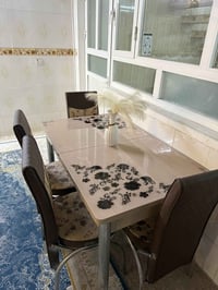 مێزی نان خواردنی ٤ نەفەری زۆر نوێیە،میزەکە دەکرێتەوە و گەورە دەکرێت،نر...