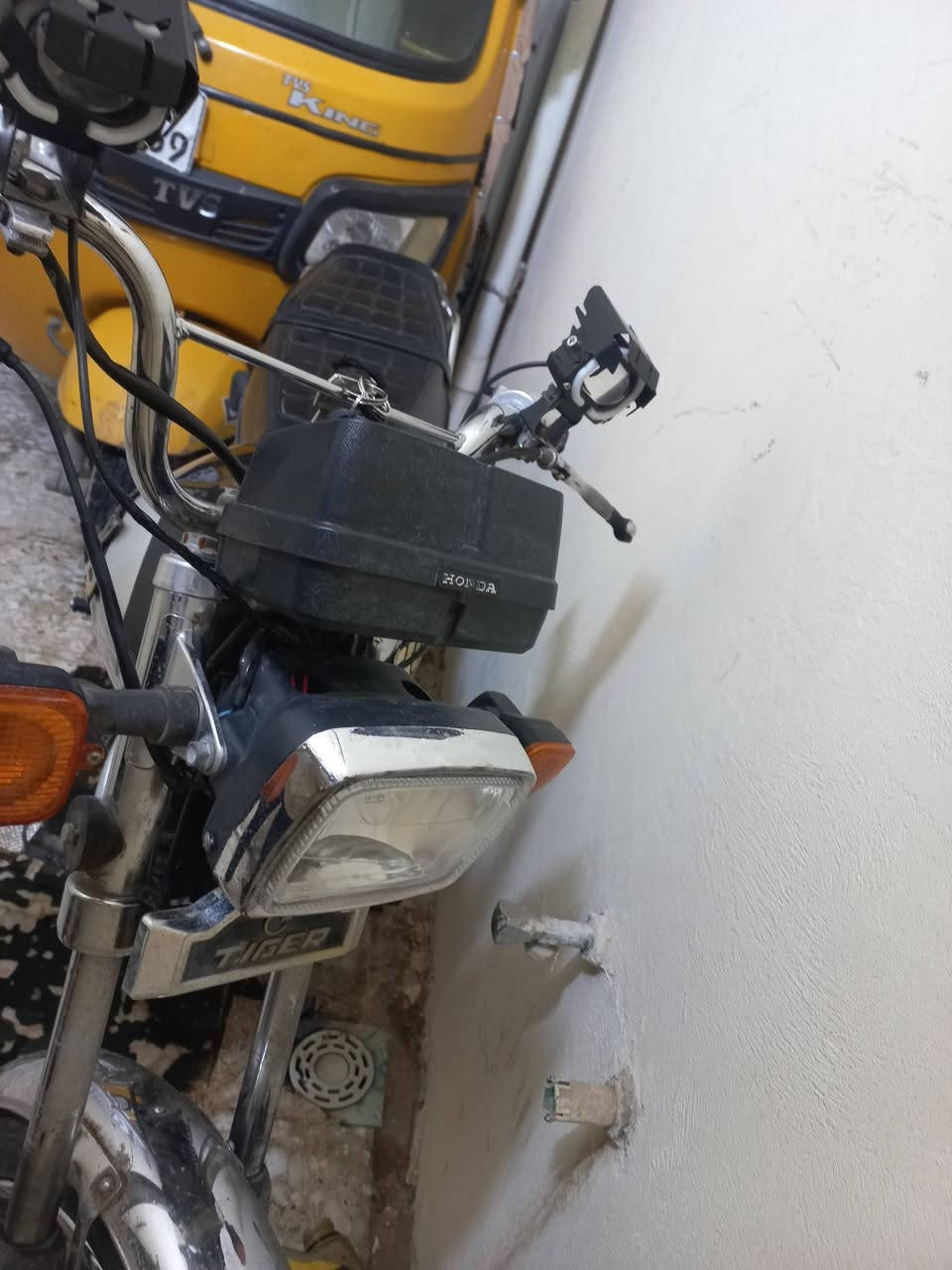 السلام عليكم اربعه كير تايكر للبيع الدراجه كلشي بيهة جديد شلعه ومعدل عداد اشاير هورن كله شغال رقم وسنويه باقي بس استلم الوحات الدراجه تحويل ثاني يوم السعر مليون ونص وبيهة مجال شراي تفضل وبل خدمه مو شراي لتعبني تواصل ***********
