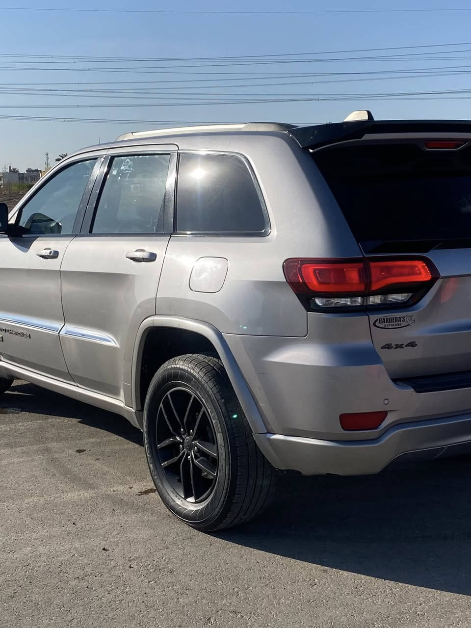 جيب شيروكي ٢٠١٦
ستينيه ماشيه ٧٥ حقيقي
استخدام شخصي 
السياره حادثه بمريكا جاملغ +بنيد 
+باب الي وره السايق سرقه
وهنا صارت بيها طخه بين قوسين ابيع احزام
موصفات 
كامره دواره +حساس
كراسي تدفئه +استيرن
شفتات استيرن
فتحة سقف
تحكمات جهتين
قطعتين تبريد 
صندوق كهربائي
شاشه كبيره
محرك ٣٦٠٠
ملاحظه المحرك بي رواجز 
شباب اقره المنشور قبل الاتصال فدوه 
السعر ١٦٥ وبيها مجال بسيط جدا
مكانه بغداد الدوره شارع ٦٠
الرقم ***********
