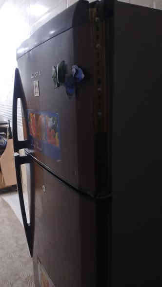 ثلاجة مستعملة للبيع 16قدم للبيع مكانهة المواصلات الثانية قرب تقاطع الشرطة الرابعة برودتها وتجميدهه فول بس باب الفريز بي كسر مثل ما موظح بالصورة ما ماأثر علة عملها  سعرهة 100الف للاتصال ***********بي واتس اب
