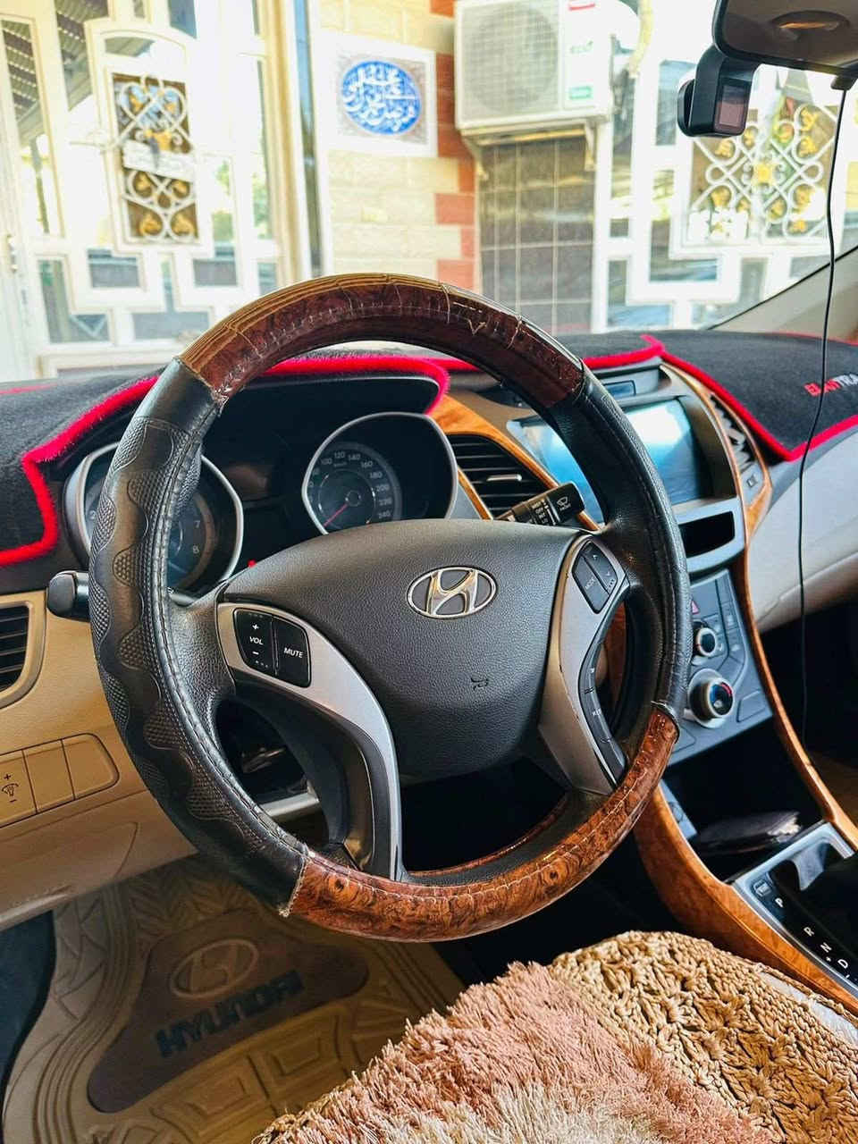 السلام عليكم النترا خليجي. موديل 2016 موصفاته نص فول فتحه سقف اشاره بلمري تبريد قطعتين تحكم ستيرن جهتين حساس خلفي  رقم بغداد مكان سياره بابل الاستفسار ع *********** صور سونار موجود بلمنشور سعرها 145 وبيه مجال
