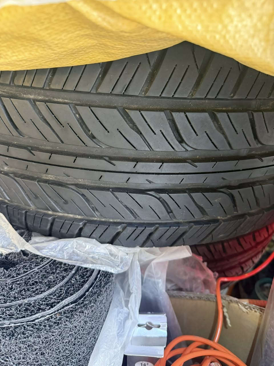 طخم تاير جديد الوك نتاج 24 نهيه 24 بديت 25 اخو زيرو ماماشي شي قليل بعده خطوط مالته الاتصال *********** قياس تاير 20 على50 على 285 دلوب ياباني اصلي شرط وكاله
