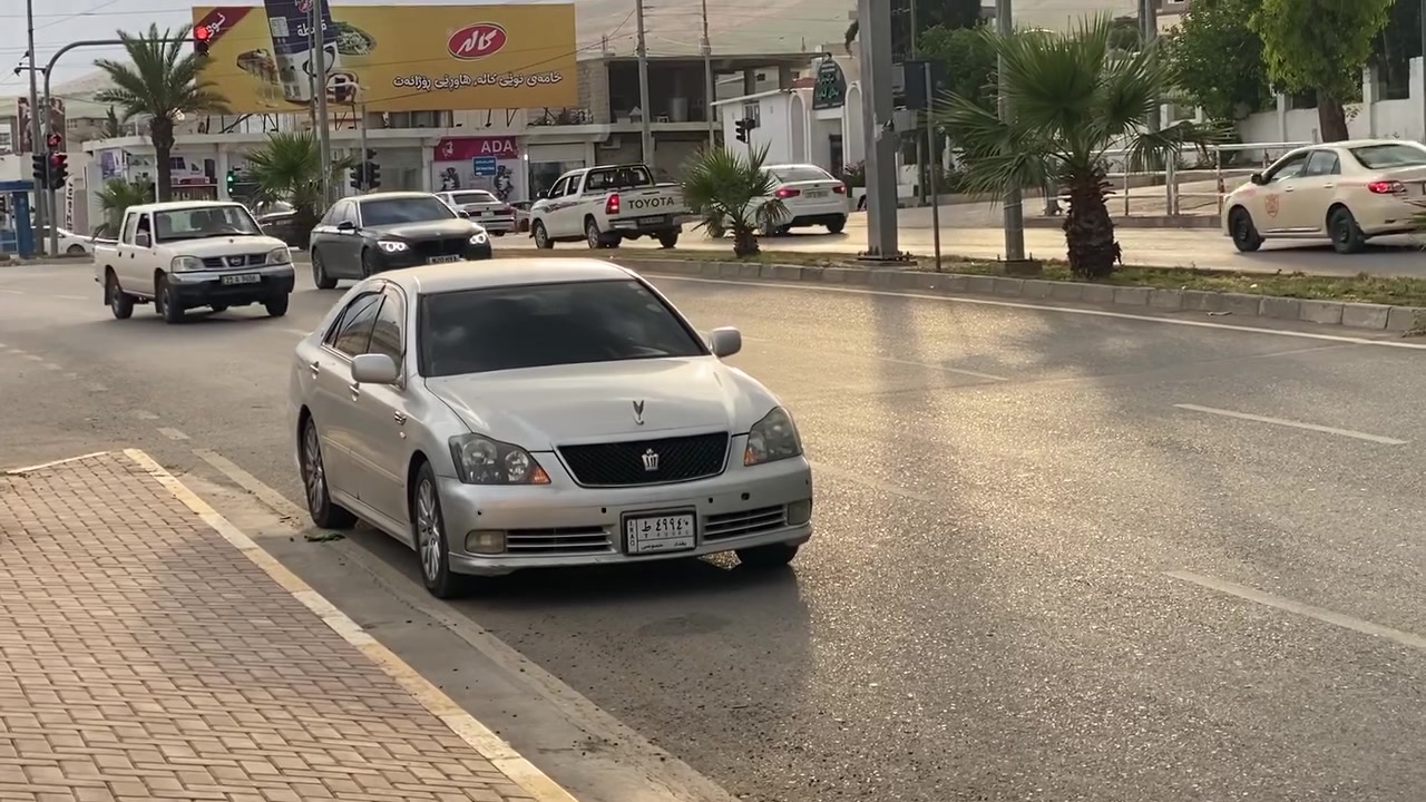 براوەیە
مۆدێل 2005 
ئەتلەتە 
سێ دوگمەیە 
180گچکە بە گچکە ئالتەنی بازار
کارەبای گشت گیانی بەشەرت 
برێکی بەست تراوە تەنها سیمەکەی پسایە 
چوار تایەی لۆکی لەژێرە 
چرکەی تیا نیە بەشەرتت هەموشتەک ئەی فرۆشم
بێ کۆدە و کۆدی بۆ نەکراوە 
نرح 53 مەعمەلەیەکی برایانە 
ژم ***********

