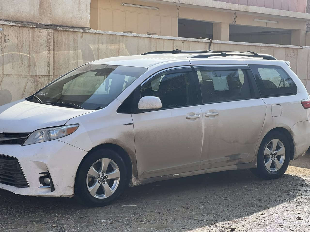 للبيع
تيوتا سينا 2018 رقم أنبار جديد 
موصفات LE حادث جاملغ خلفي وباب صندوك ضرر موضح بالصوره مكان سياره لأنبار  حديثه سعر 200 بيها مجال للاستفسار الاتصال ***********
