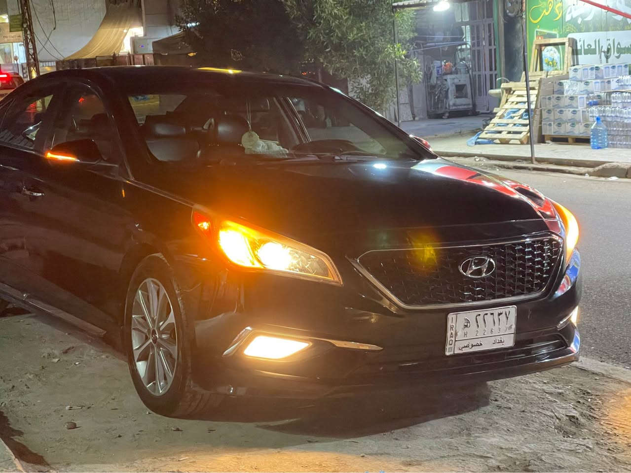 السلام عليكم

هيونداي سوناتا Limited 

- الموديل : 2016 

- وارد : امركي 

- اللون : اسود 

- حجم المحرك : 2400 GDI

- المسافة المقطوعة :  ml 98 ميل 

- الحادث : خشم البنيد من جهة اليسرة 

* ملاحضة ويوجد حادث اخر في بغداد الجاملغ و الباب الخلفي الايسر 

*  و الصور للحادثين و التصليح موجودة 

* السيارة تم تصليحها في بغداد للحادثين 

-السيارة بيها تخم تاير دنلوب الاصلي 🛞

مواصفات السيارة 🤔

-تحكم ستيرن 

- المقاعد جلد اسود 

- المقاعد الامامية كهرباء 

- المقاعد الخلفية والامامية بيها تدفئة 

- فتحة سقف ( سلايد روف ) 

- شاشة كبيرة و كاميرا دوارة 360

-الشاشة تدعم اندويد اوتو وكار بلي 

-كروس سرعة (الاحتفاظ بسرعة السيارة)

- رادار في المرايا الجانبية النقطة العمياء  

- دبل صالنصة Sport 

- انارة ترحيب بيدة البابتين الامامية

-نظام ترحيب داخلي

-ثلاث وضعيات قيادة ( ايكو ، سبورت ، عادي )

-مانع انزلاق 

- مع باقي المواصفات المعرفة لهذا الموديل و الفئة 

- الرقم : بغداد مشروع وطني باسمي 

غير متواجد على فيس بوك 

السعر  $ 133 ورقة وبيه مجال 

📍📍📍الموقع/ الدورة

الاستفسار على هذا الرقم ***********

الرقم بيه واتساب بغداد, العراق
