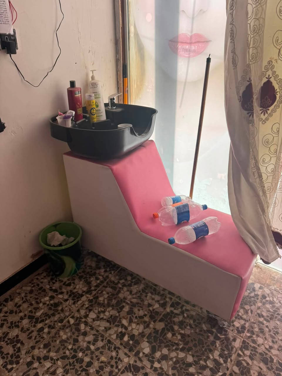 غراض صالون نسائي محل كامل بس تجين وتفتحين امرايات + تخم +مغسله صبغ + جام خانه + رفوف + جميع ل ميكب + راوتر انترنيت + سحب وطنيه +كاويه شعر + شسوار ملحقات الصالون كلهن متوفرات السعر خاص الرقم ***********
