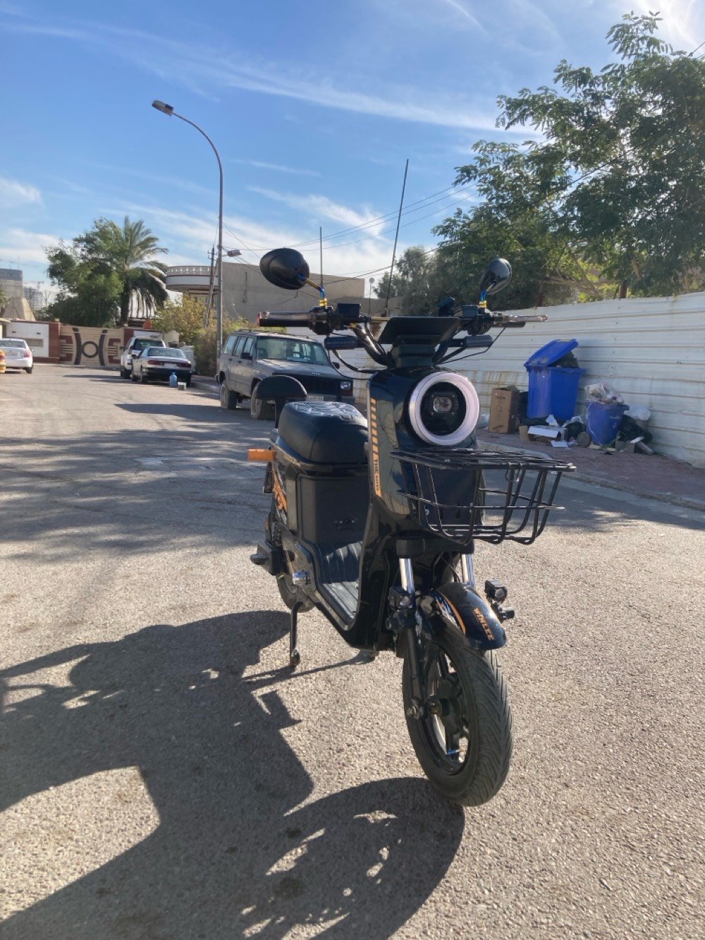 السلام عليكم  دراجه شحن R9 مزوده للبيع الداجه اخت الجديده كفاله عامه من جميع النواحي الدراجه جديده جديده صارلي فتره من اخذتها و هسه اريد ابيعها و معتني بيها كلشش هوايي هاي الدراجه صوره كدامكم موصفاتها تشغيل سويج و تشغيل عن بعد و مرايات كاربون فايبر بريكات هايدروليك و نظام بك و نظام بارك ستناد رياضي و ستاند تلفون اشاير يمنه يسره دبل إشاره و ضوه عالي ناصي لد زنون ابيض ب الاضافه إلى يدات بريك لد رياضيه و بلوجكتر رياضي و بيها بعد هواي تزويدات و كلها بلاديه من الشركه هيج ب الاضافه كير اربع نمر و شاشه تقره الأعطال  الدراجه بلاديه ما ملعوب بيها باي شي 
سعرها 450 و بيها مجال 
مكاني بغداد الصالحيه خلف وزاره الخارجيه 
اقرب نقطه داله الي كراج العلاوي 
للاستفسار *********** محمول او واتساب

