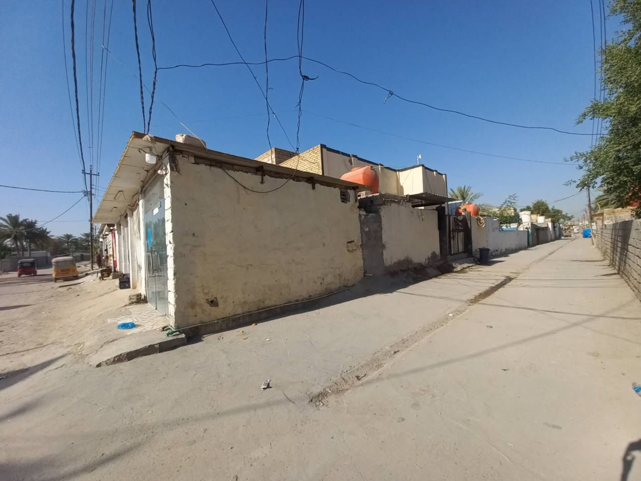السلام عليكم
بيت ركن مع 4محلات 340/م

عالي عن الشارع أكثر من نصف متر

ماء مجاري. كهرباء مولد تبليط خدمات كامله

البيت من الداخل مرتب ارضيه هندي مانع للتزحلق 

متكون من غرفتين فوك وجوه

صاله استقبال مطبخ صيحات ممرات. طارمه مرتبه

الجيران ذهب يشهد الله 

بس مو ديرتي 

***********

اني صاحبة البيت. وساكنه  بي والبيت لا طالب ولا مطلوب. ومكاتبه بالمحكمة اتكفل  من كل شي 

سعره مناسب بالنسبه الاقرانه
الحمزة الغربي بداية شارع الشريفات. قرب. صورة حي ابو سلام
