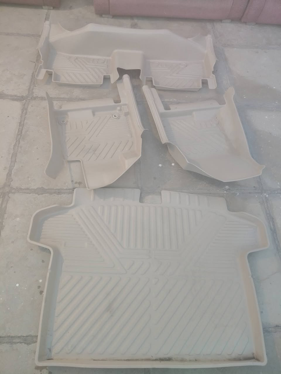 السلام عليكم دواسات كيا سبورتج مديل 2023ترهم لل 24وال25 ممستخدمه جديده السعر 75قفل المكان بغداد كريعات الرقم ***********
