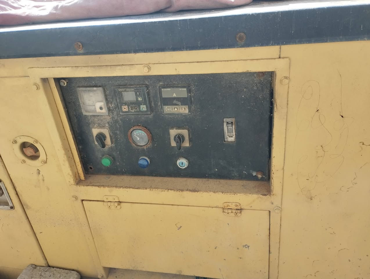 السلام عليكممولظ بيركنز صيني باب الاول نظيف جدا شغال اي نقص مابي 37kv,امبير150
كاتم ثري فيز
الشرائح يتصل ***********
