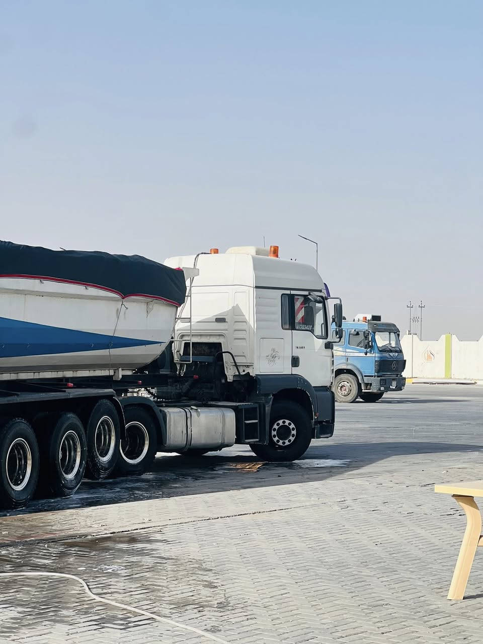 سلام عليكم مان تكه لبيع لفين 4مكينه 410لا صرف ولا تخبر تخم تاير مكفل راس وعرباته    ***********
