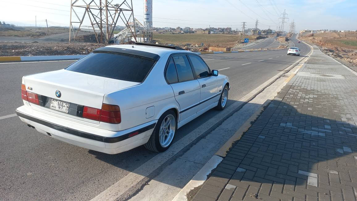 بیئێم مۆدیل 93 گێڕ تۆماتیک تەبریت ساردو گەرم سەقف سلایت دوجامی پێشەوەی کارە باییە ویل m لایت عەڵقە پێش گەورە  گێڕو مەکینە بەشەت مەکینەی هەڵمیشی نیە ئاڕم پلاستیک سلێمانیە بەشەرتی ئەوەلیات موسو بڕاوەو سەقفو شانی بەشەرت بۆیاخیش یەکدوو پەڵەی هەیە/ سحری 65/معامەلە
 ژ.م *********** كويسينجاك, أربيل
