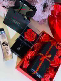 بوكس عيد الحب • قلادة ١٠٠ كلمة • عطر فاشن