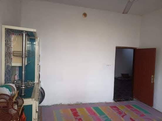 السلام عليكم دار للبيع مساحه 200م كامل الارضيه سيراميك يحتوي ع غرفتين و صاله و حمام واستقبال ومطبخ وكراج سياره ارتفاعه عن الشارع نص متر جاهز للسكن العنوان بلدروز حي الخلفاء فرع حسين مطلك القديم للااستفسار الاتصال والسعر مناسب جدا /***********
