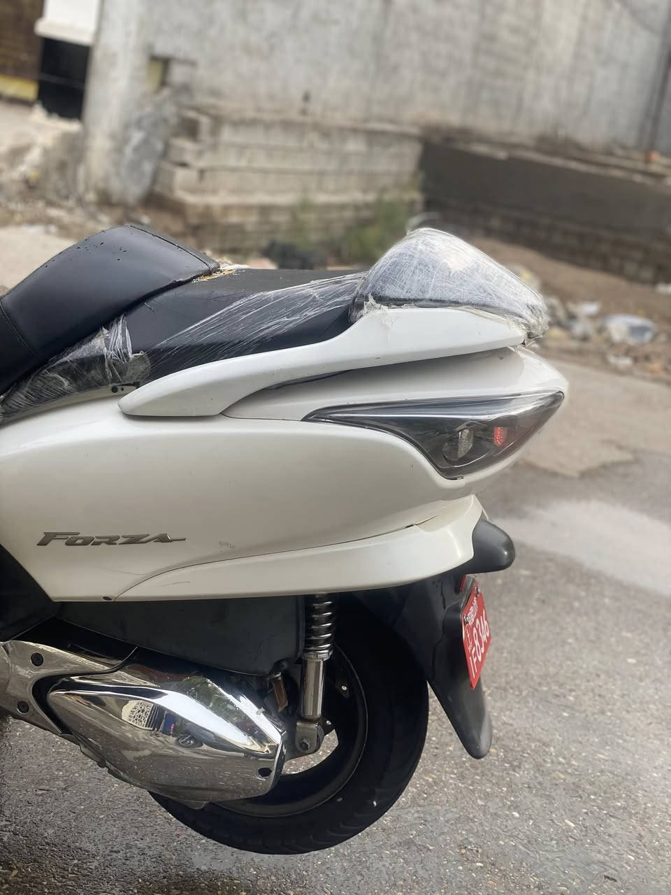 السلام عليكم فورزا صفر ٨ كرستال مكفوله من مكينه كير
مواصفات (٦ كير ٤ تحويلات ) 

( مسجل بلوتوث ) 

( لايت عالي ناصي زنون ابيض ) 

( بك لايت كرستال ) 

( نيكلات كفر كلجات دبلات يدات ستيرن مري عركب ) 

معدل ١٥٠ كيلو متر المكينه ٢٥٠ سيسي 

حماوه متعبر النص مي راديان اخضر 

ان شاءالله مكفوله من النقص 

السعر ١١٠٠ وبيها مجال 

العنوان ديالى بعقوبه 

الاستفسارات ***********
