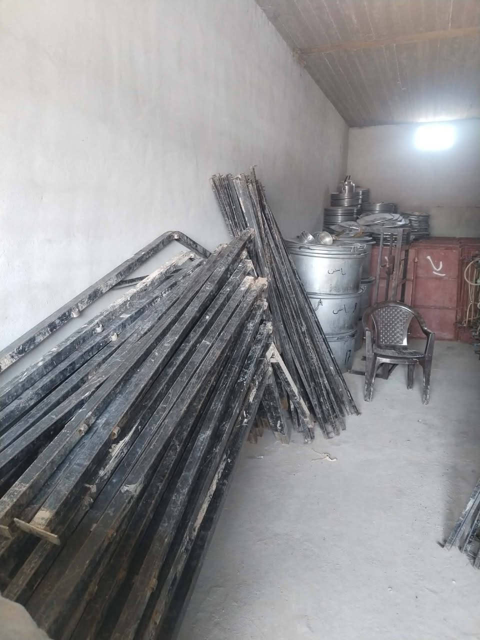 سلام عليكم عدي محال
للبيع خيمه عدد2 كراسي 350 طبلات 175 جداري 21  منسف عادي 250 مشعل 10 قوري 10 كفكير جمجه       ميز طعام عدد 110  منسفه محلك 110 مغسل 3  توصل عل رقم    ***********   كسك الموصل
