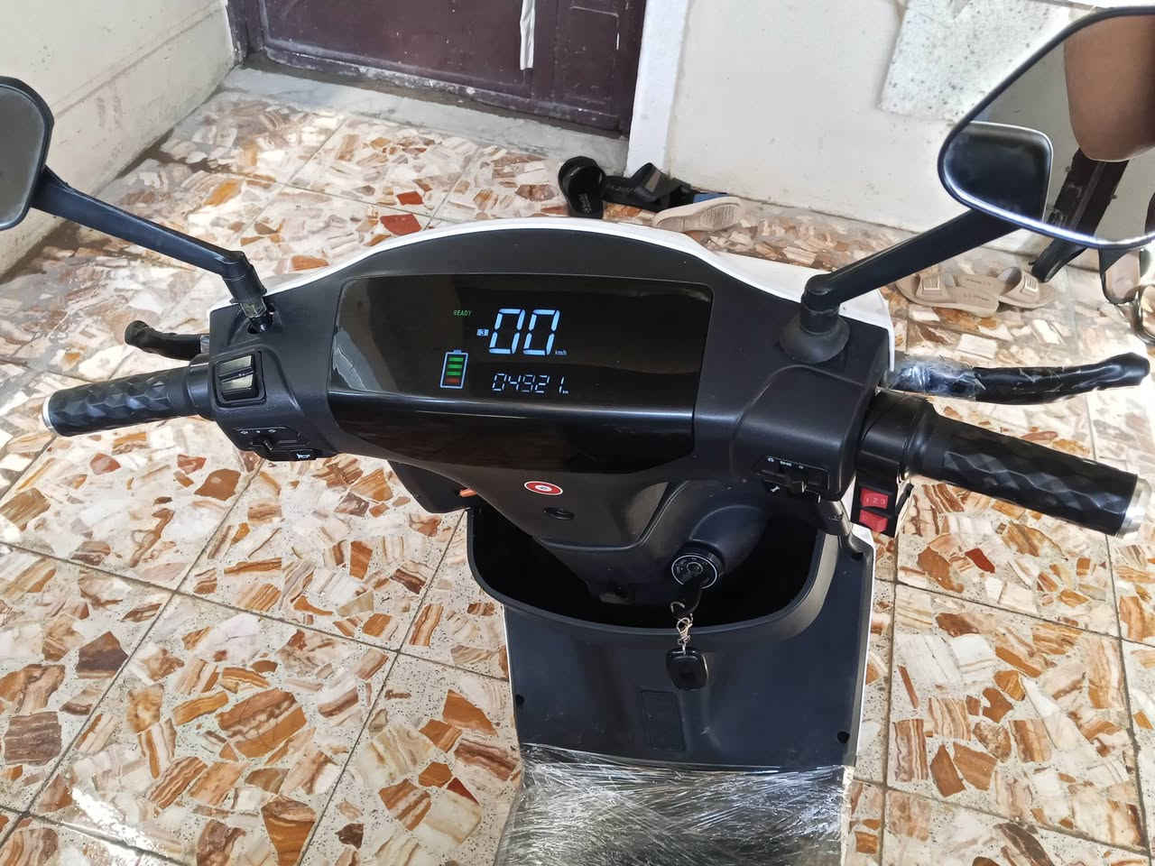 السلام عليكم
دراجه سكنس شحن للبيع 

ملف 2000

بطاريات عدد 6 

32 امبير 

مساحه تخزين كبيره 

بيها رجوع للخلف R

تحديد اعطال 

بريكات هيدروليك

لافتات زنون عالي وناصي 

اشاير يمنه ويسره 

ثلاث سرع 

سرعه 70 حقيقي 

الرقم *********** بي واتساب 

السعر 650وبيها مجال الطيبين 

مكاني بغداد شهداء البياع
