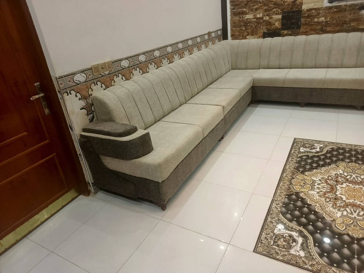 معمل الشمري بأدارة أبو مجتبى الشمري  ***********
تم أستلام ديوان إلى الأخ أبو جعفر البياتي
تخم قنفات… فخامة تحچي.
ذوق يبان من أول قعدة.
تخم مرتب… وراحة ما تنوصف.
قنفات تليق بأهل الذوق.
لمسة فخامة بكل زاوية.
التخم الراقي يفرض نفسه.
هيبة مجلس تبدأ من القنفات.
تخم يفوز بالنظر والراحة.
أناقة قعدة ما تشبه غيرها.
قنفات بذوق عالي وراحة بال.
